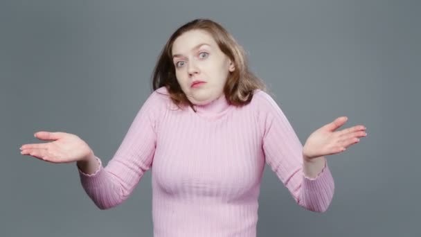 분홍색 터틀넥을 입은 여성 이 손을 벌리고 있는 모습 — 비디오