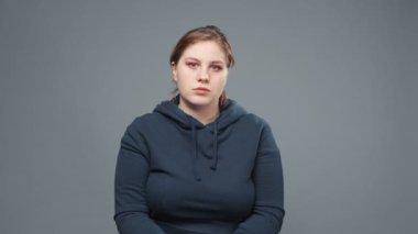 Sweatshirt 'lü şişman kadının videosu.