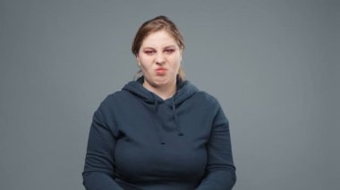 Sweatshirt 'lü şişman kadını reddetme videosu.