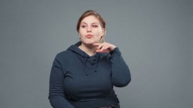 Süveter giyen, kibirli şişman kadının videosu.