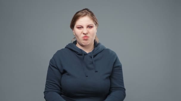 Βίντεο με την άρνηση stout γυναίκα σε φούτερ — Αρχείο Βίντεο