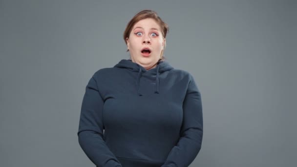 Erschießung verblüffter dicker Frau im Sweatshirt — Stockvideo