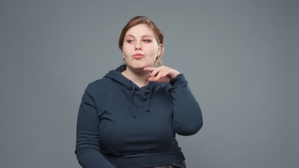 Vídeo de vaidosa mulher robusta em camisola — Vídeo de Stock
