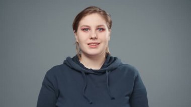 Gülümseyen şişman kadının videosu, yakın plan.
