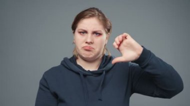 Cesur kadını reddetme videosu, yakın plan.