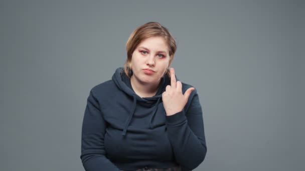 Vídeo de una mujer robusta mostrando el dedo medio — Vídeos de Stock