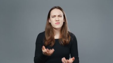 Siyah tişörtlü şüpheli kızın videosu.