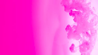 Suda akan pembe mürekkep görüntüsü