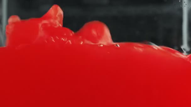 Стрельба красной пузырьковой жидкостью — стоковое видео