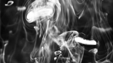 Suda akan beyaz dumanlı bulutların dokusu