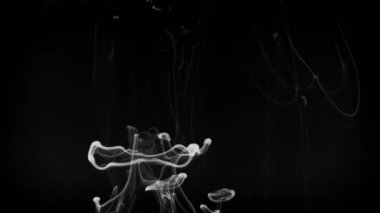 Suyun içinde eriyen dumanlı bulutların görüntüsü