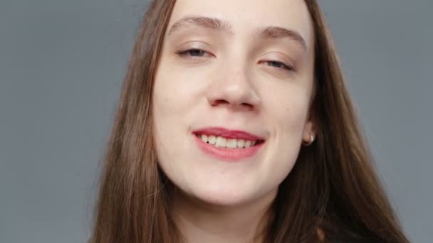 Vídeo de bocejando menina em camisa preta, retrato — Vídeo de Stock