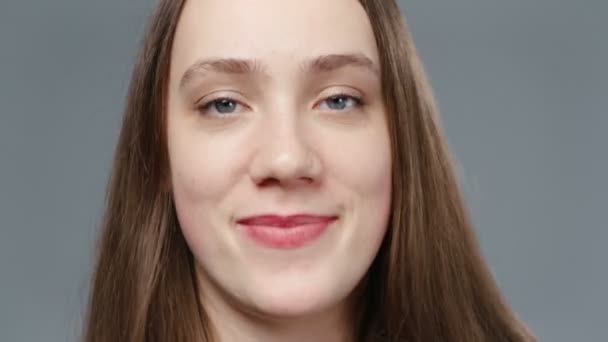 Video eines nickenden Mädchens im schwarzen Hemd, Porträt — Stockvideo