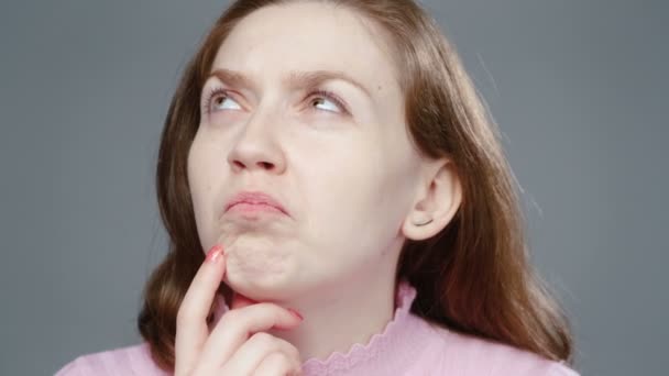 Vídeo de mulher duvidosa em gola alta rosa, retrato — Vídeo de Stock
