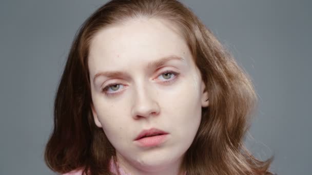 Видео уставшей женщины в розовой водолазке, портрет — стоковое видео