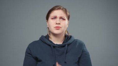 Düşünceli şişman kadının videosu, yakın plan.