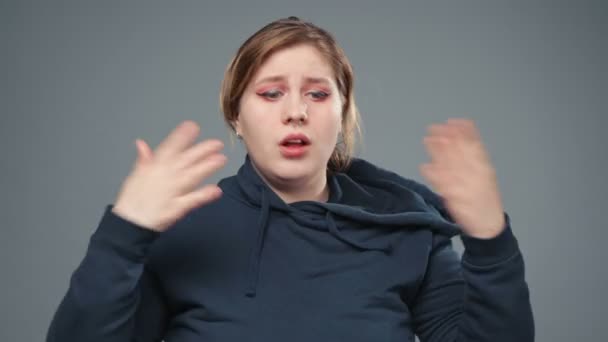 Video of stout woman in stuffy room, closeup — Stock Video