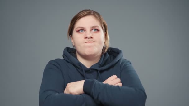 Video of plotting stout woman, closeup — Stock Video