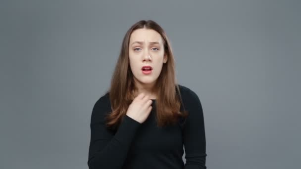Vídeo de menina em camisa preta no quarto abafado — Vídeo de Stock