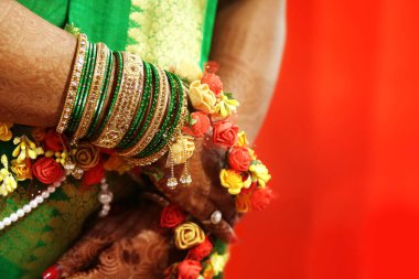 Bu fotoğraf Hindistan 'da bebek partisinde çekildi. Bu işlev hamilelik döneminde anne olmak için gerçekleştirilmiştir. O dönemde yemek istediği tüm en sevdiği yemekler.