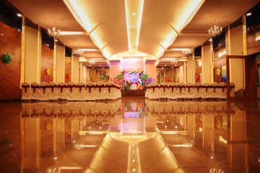 Burası çocukların ilk doğum günü partisinde kullanılan süslü parti salonu. Zeminde temiz yansıması olan güzel bir ışıklandırma düzeni var..