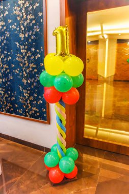 Bu bir figür olduğunu gösteren tasarım işareti, bu durumda çocuğun ilk doğum günü anlamına geliyor..