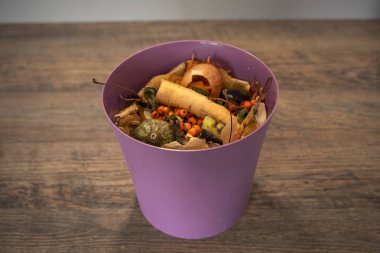 Gübre için biyolojik atık konteynırı. Ekolojik sorunlar. Çöp. Biyolojik, organik artıklar çöp kutusuna atıldı. Ayrımcılık. Modern evde ekolojik yaşam biçimi kavramı