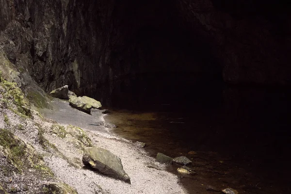 Lac Souterrain Dans Grotte Fond Naturel Abstrait Avec Zone Sombre — Photo