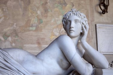 Neoklasik heykel. Yarı çıplak, güzel bir kadın heykeli. Çıplak mermer kadın cesedi. Pisa İtalya