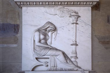 Ağlayan kadının rahatlığıyla neoklasik mermer Stele. Kamposanto Anıtı, Pisa, Toskana 'daki eski mezarlık. Yas tutan kadın heykeli.