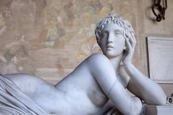 新古典主义雕像 半裸的年轻美丽女子雕塑 明显的裸体奠定了女人的身体 Pisa意大利 — 图库照片
