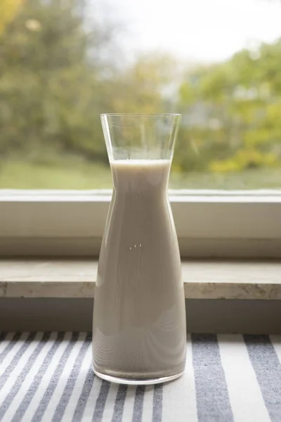 Milchfreie Hausgemachte Milch Glaskaraffe Die Auf Dem Küchentisch Steht Grüner — Stockfoto