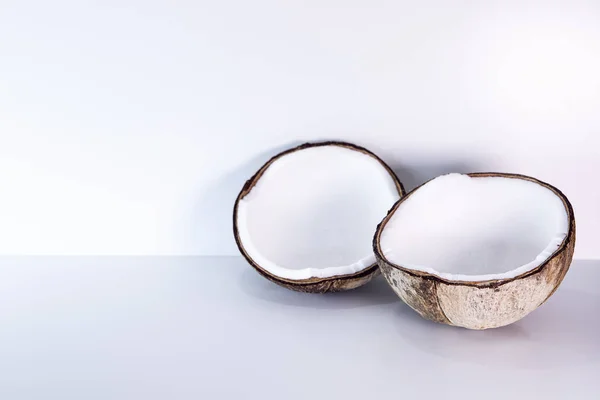 コピースペースと白い背景に壊れたココナッツ エレガントな新鮮なトロピカルココ — ストック写真