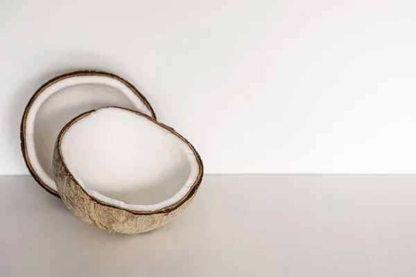 コピースペースと白い暖かい背景に壊れたココナッツ 開いたココ 新鮮で採取 — ストック写真
