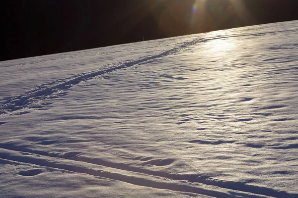 Afdrukken Leeg Veld Bedekt Met Sneeuw Reflecties Van Zonsondergang Licht — Stockfoto