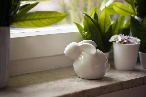 Decorazione Domestica Pasqua Coniglietto Ceramica Sul Davanzale Con Bouquet Foglie — Foto Stock