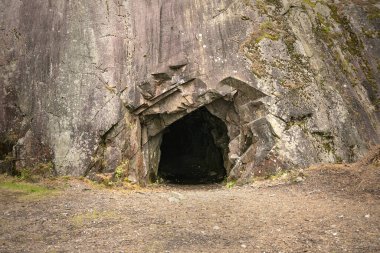 Karanlık delikli kaya duvar, Spro 'daki mağaranın girişi, Mineral tarihi maden. Nesodden Norveç. Nesoddtangen yarımadası.