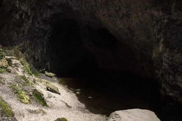 Paisaje Subterráneo Escénico Orilla Lago Subterráneo Rodeado Rocas Oscuridad Pasillo —  Fotos de Stock