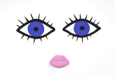 Dudakları kirpikli bir çift mavi göz, beyaz arka planda soyut kadınlar. Feminizm, güzellik konsepti. Güzellik bakımı.