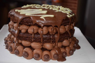 Beş kat çikolatalı pasta.