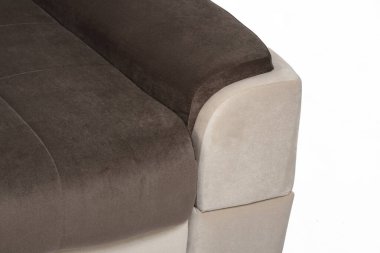 Krema ve koyu kahverengi kanepe, dinlenme kolu.