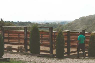 Ahırın klasik görüntüsü. Binicilik ringindeki atları kontrol ediyor.