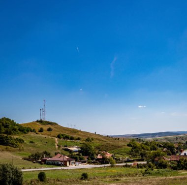 Restoranın yanından geçen yol tepenin üzerinde baz istasyonları var.
