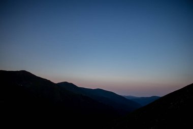 Dağların üzerinde güneş batıyor.