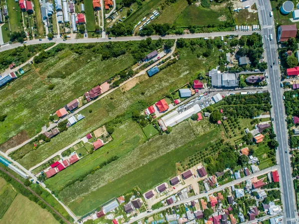 Drohnenaufnahme Einer Straße Die Ein Wohngebiet Der Stadt Durchquert — Stockfoto