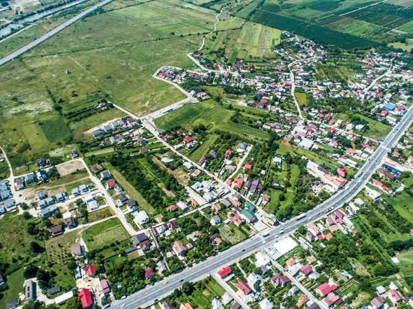 市街地を横断する道路のドローンビュー — ストック写真