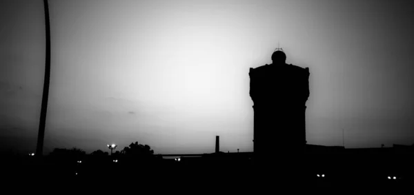 Composición Blanco Negro Amplia Vista Una Gran Torre Atardecer — Foto de Stock