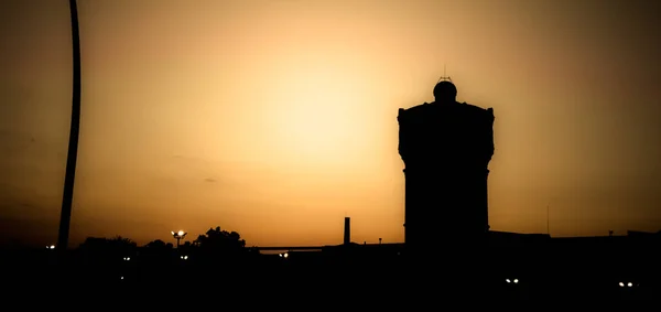 Breed Zicht Een Grote Toren Bij Zonsondergang — Stockfoto