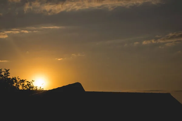 Sol Saliendo Sobre Techo Casa Mañana — Foto de Stock