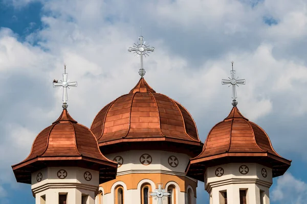 Kerk Koperen Dak Torens Met Christelijke Kruisen Boven — Stockfoto